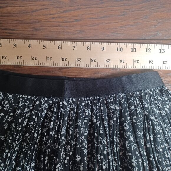 Womens Midi Skirt Size Medium Pleated Black Floral Dark Cottage Boho Western - Picture 6 of 8